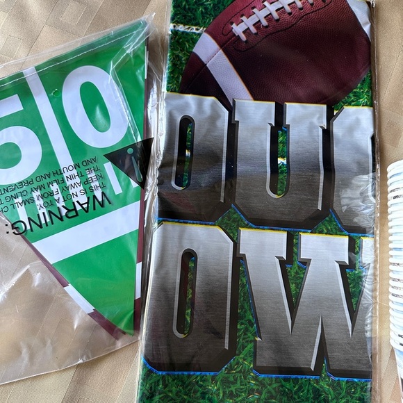 Football Party Supplies Set - Green and White NEW - Picture 6 of 7